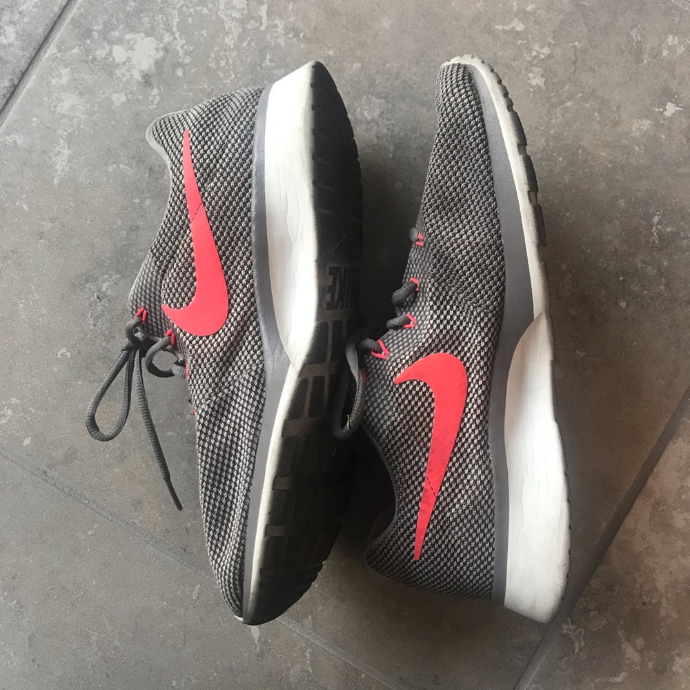 Women’s 10.5 Nike Tanjun Racer - Used